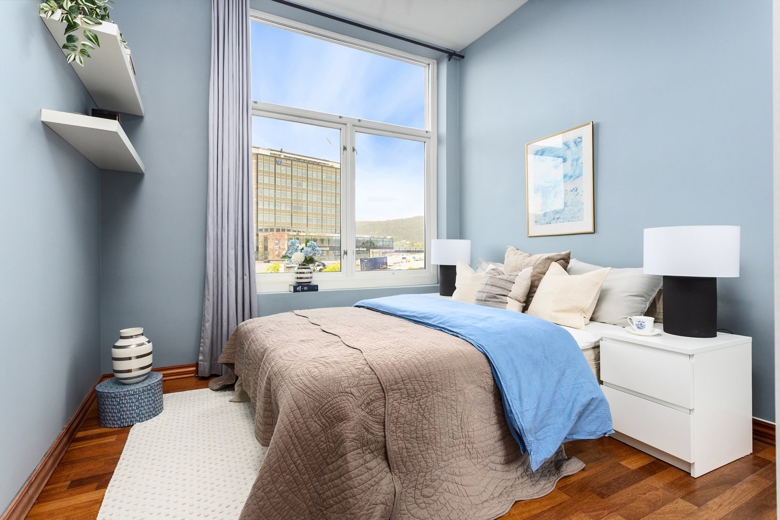 Leilighetens hovedsoverom fremstår som romslig. Galleribilde