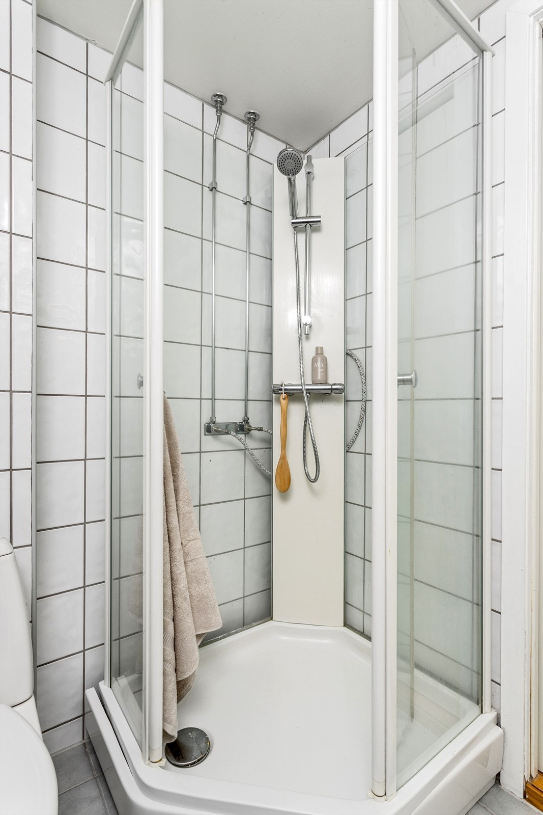 Badet er utstyrt med dusjkabinett. Galleribilde