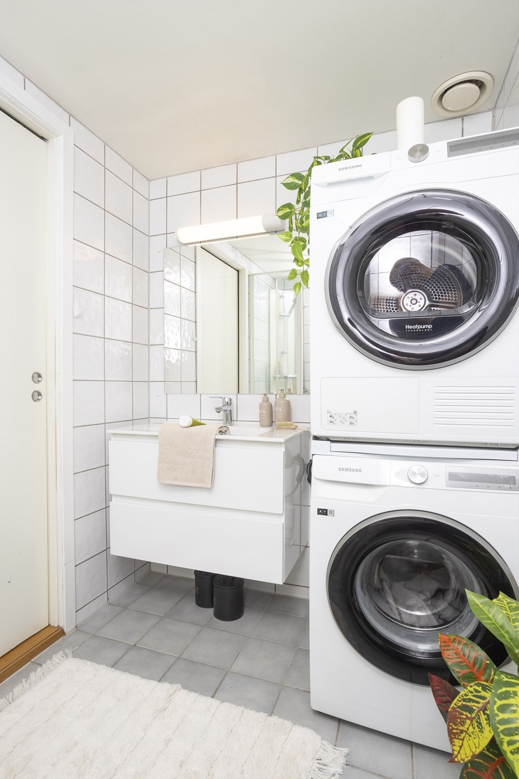 Moderne baderomsinnredning med gode skuffer. Opplegg for både vaskemaskin og tørketrommel. Gulvstående wc. Galleribilde