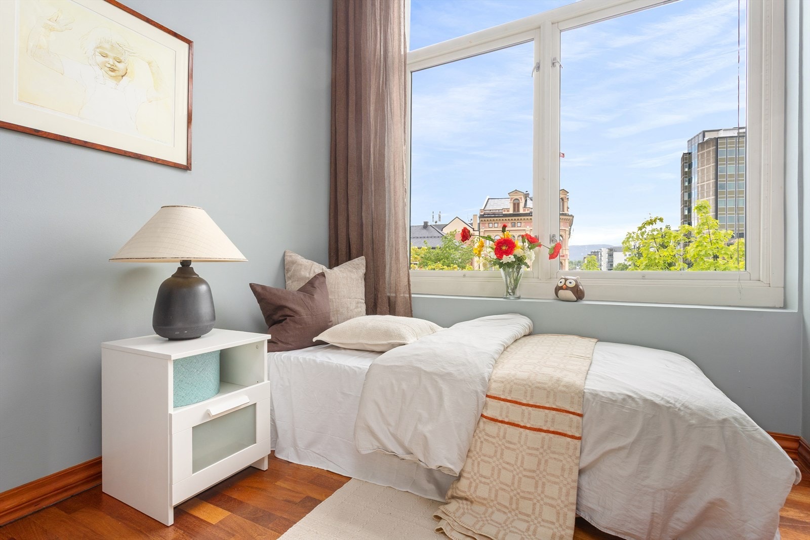 Det er god plass for dobbeltseng, nattbord og gode garderobeløsninger. Galleribilde