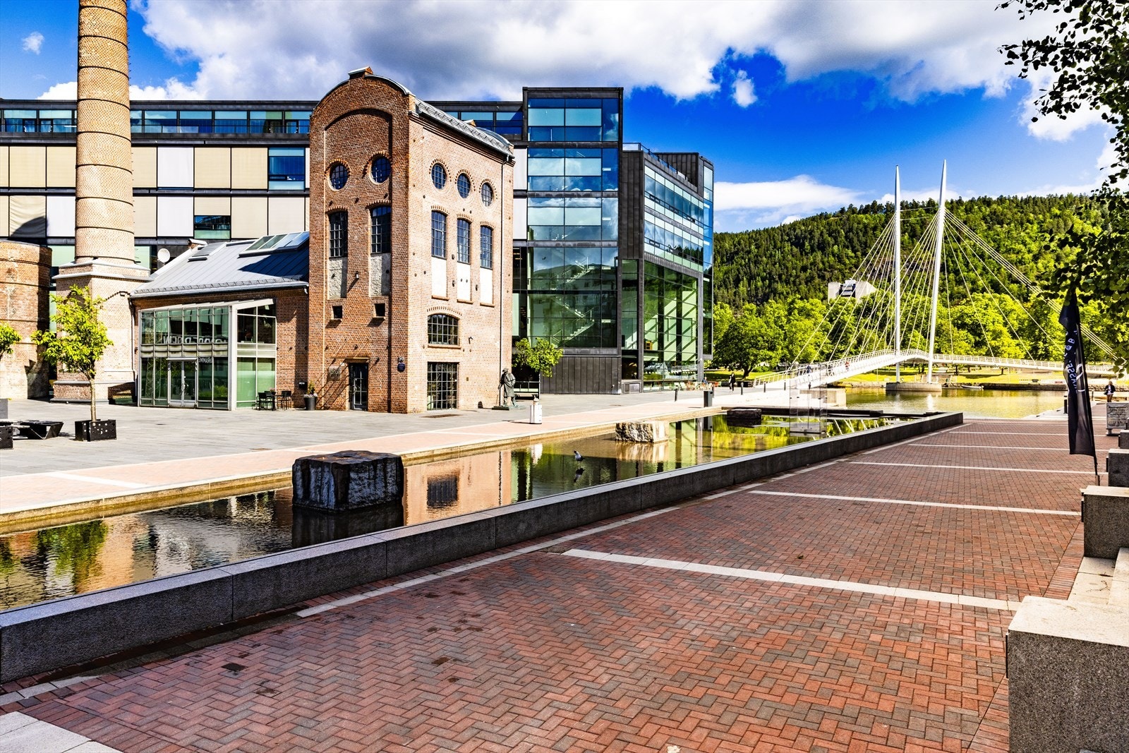 Drammenselva ligger i umiddelbar nærhet, og byr på strålende muligheter for spaserturer. Galleribilde