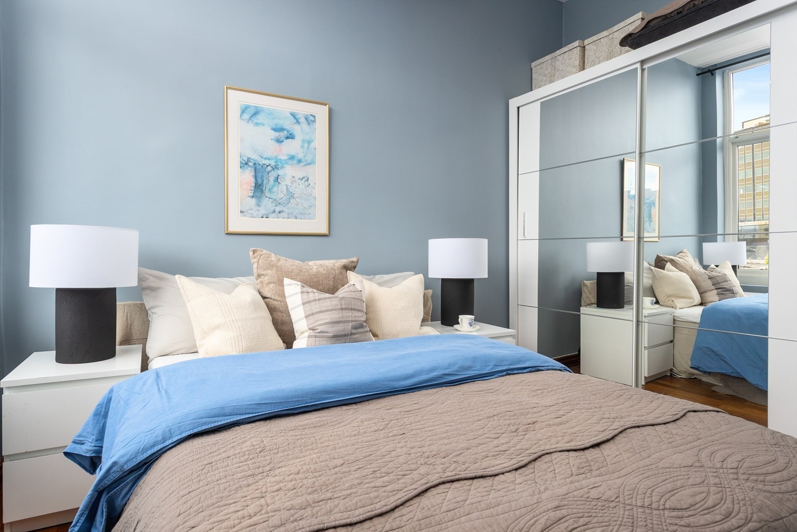 Her er det god plass for dobbeltseng, nattbord og garderobeløsninger. Galleribilde