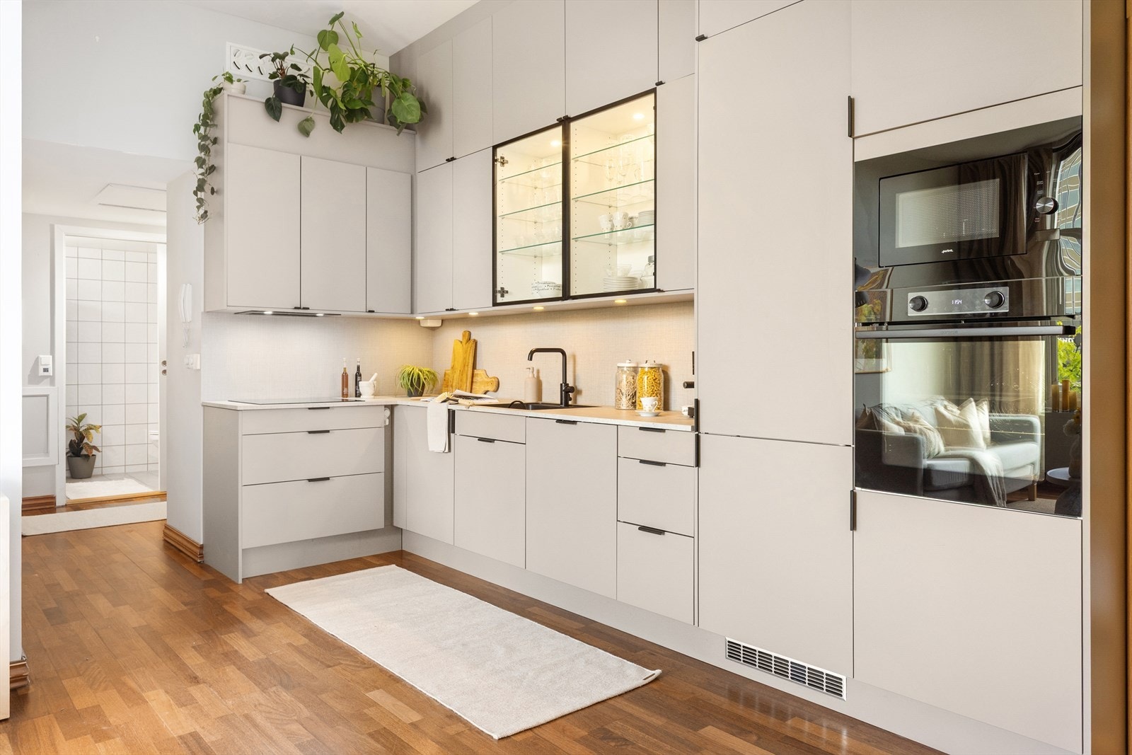 Lekkert Norema-kjøkken fra 2023. Her har en alt en måtte trenge av både skap-, skuff- og benkeplass. Galleribilde