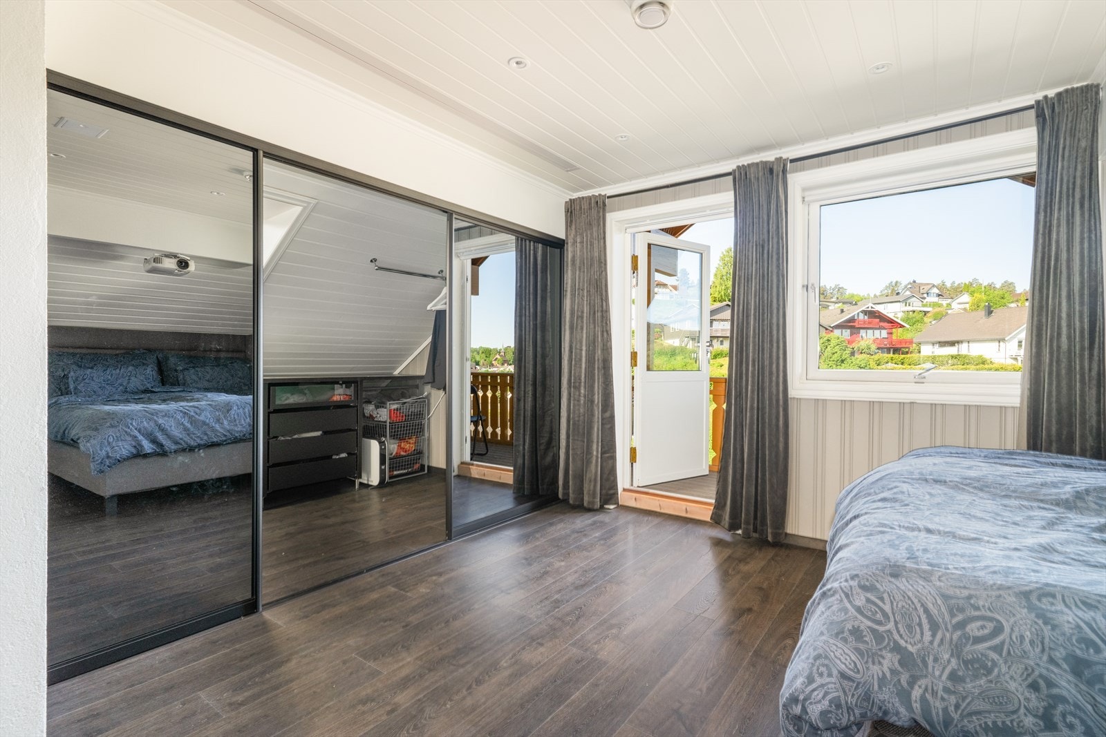 Hovedsoverommet. Her er det skjult motorisert lerret i himlingen! Styres med fjernkontroll dersom det er ønskelig å benytte seg av prosjekter. Galleribilde