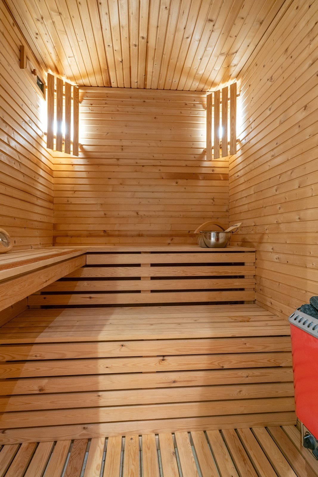 Badet har adkomst til en flott badstue med trebenker i to høyder og el. fyrt badstueovn. Galleribilde