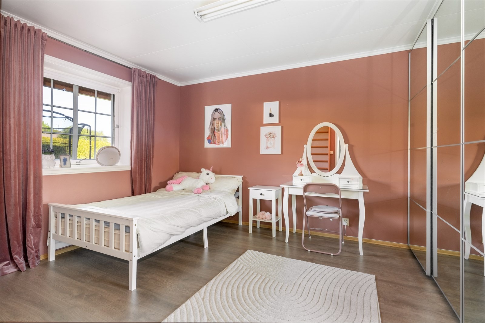 Soverom 1 i underetasjen har en flott skyvedørsgarderobe med speildører og belysning. Galleribilde