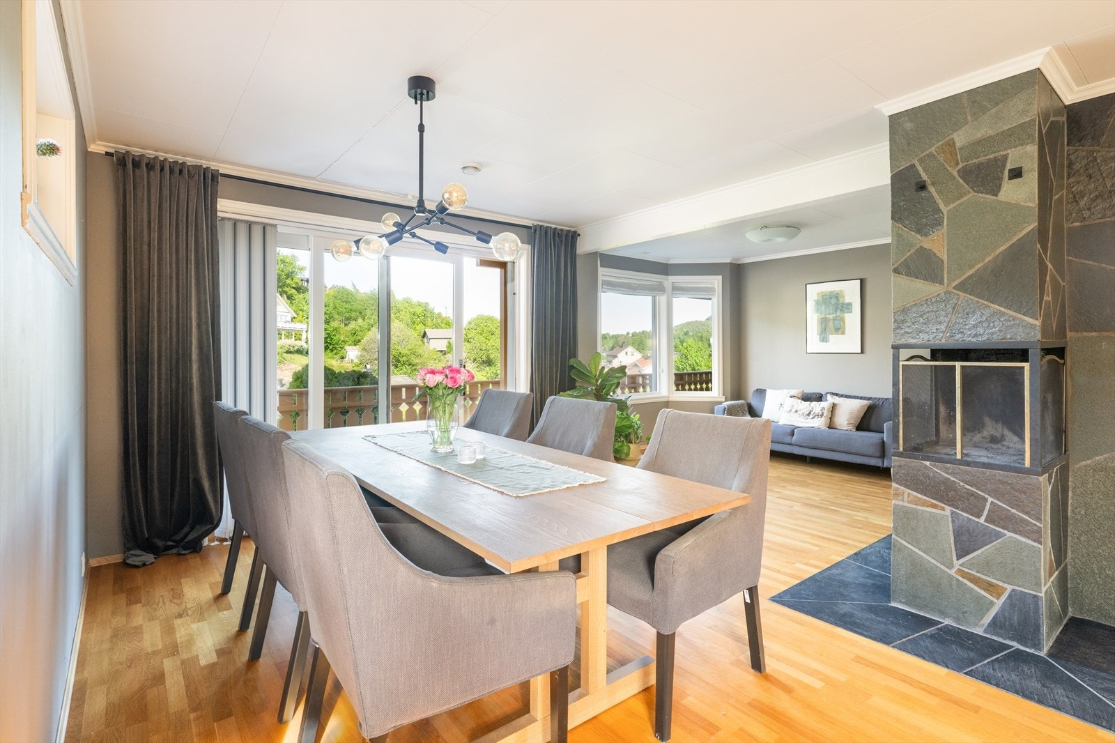 Stuen er av god størrelse og har flere møbleringsmuligheter. Galleribilde