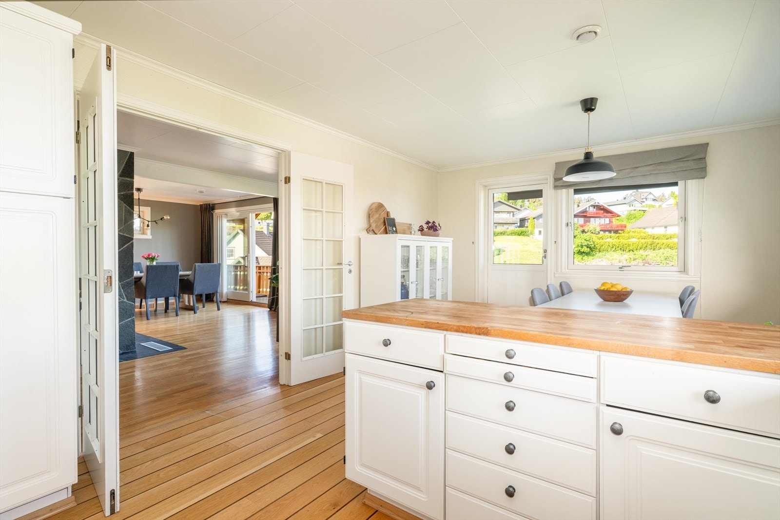 Det er nedfelt induksjonstopp, opplegg for oppvaskmaskin og ventilator over stekesone. Videre er det integrert kjøleskap og stekeovn. Galleribilde