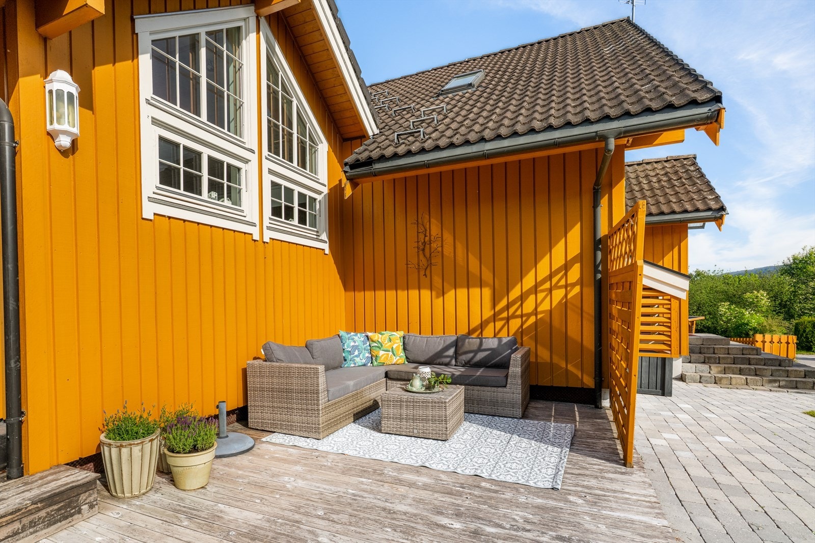 Fra terrassen er det nedgang til en lun og usjenert markterrasse med plass til både sittegruppe og blomsterpotter. Det er levegg mot gårdsplass. Galleribilde