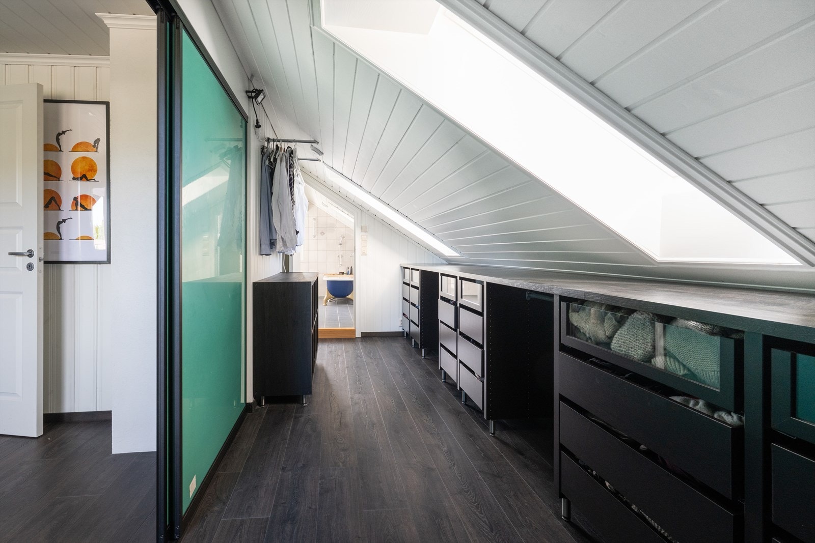 Fra bad og hovedsoverom er det adkomst til omkledningsrommet. Galleribilde