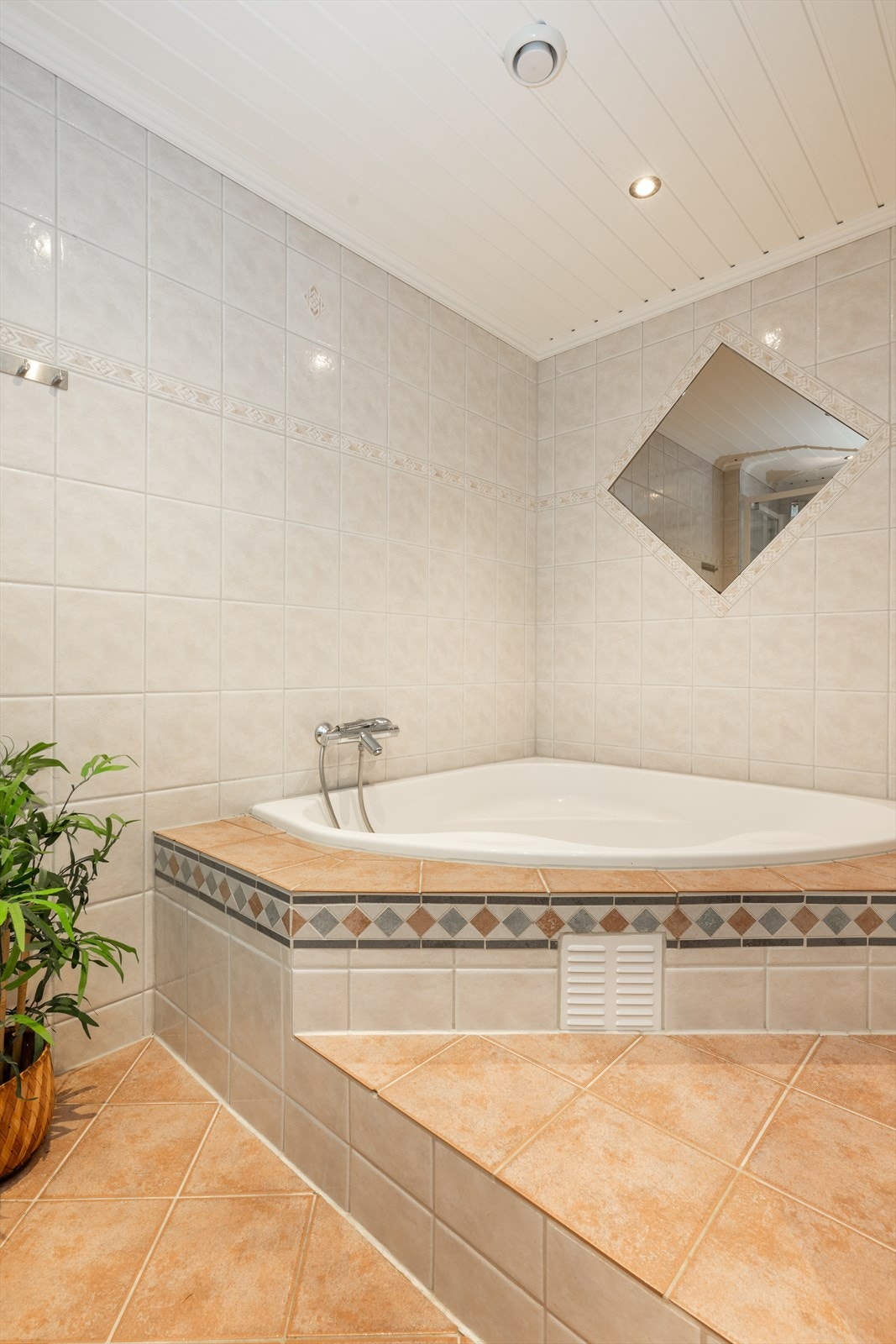 Baderommet er innredet med toalett, dusjkabinett og innmurt badekar. Samt servantskap med overskap med speildører. Galleribilde