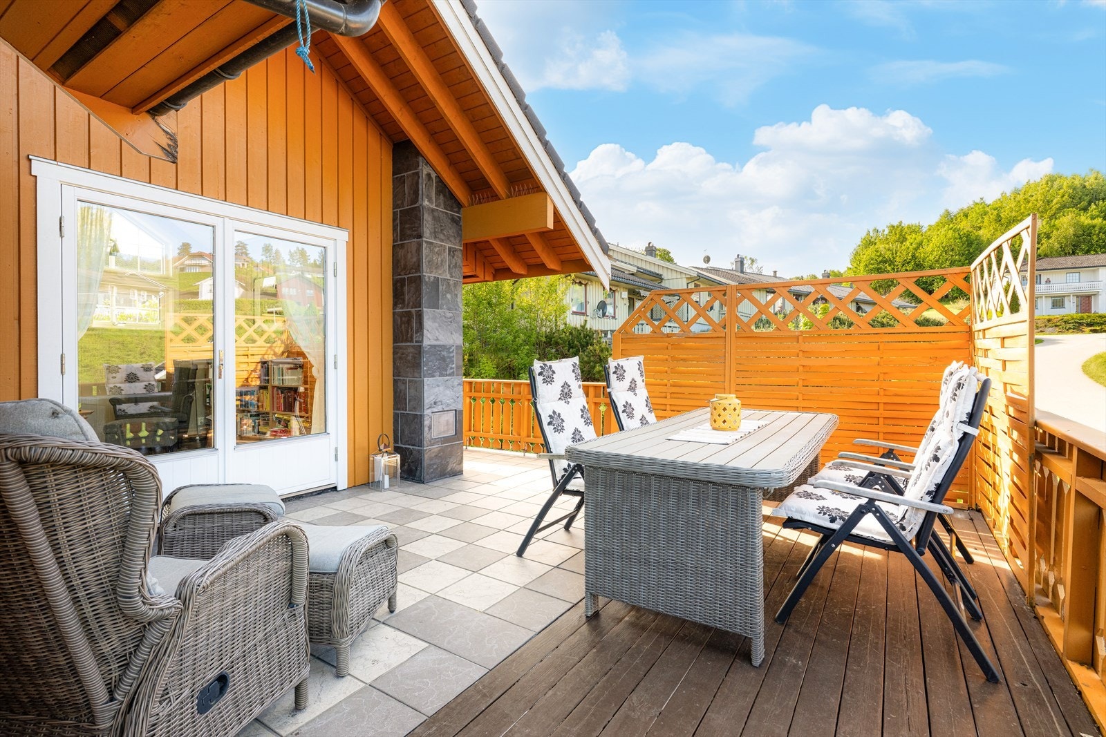 Både stue og spisestue har utgang til stor og solrik terrasse som strekker seg langs tre av boligens sider. Terrassen har god plass til utemøbler og grill. Galleribilde