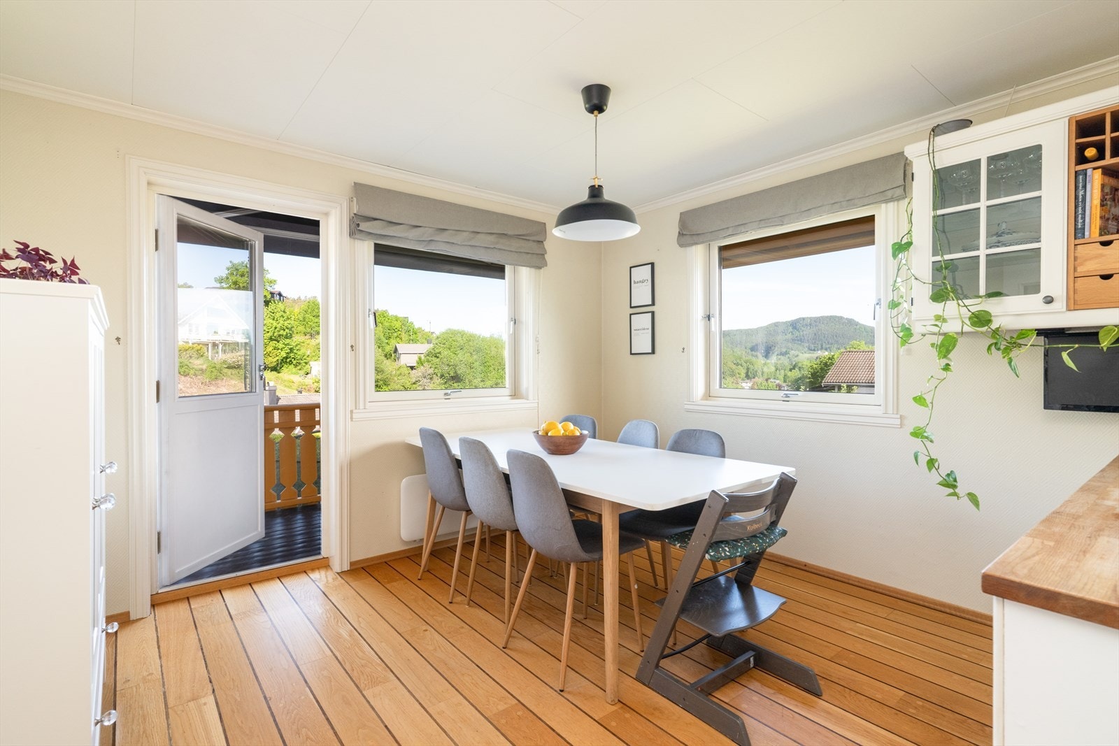 Vinduene slipper godt med lys til spiseplassen. Galleribilde