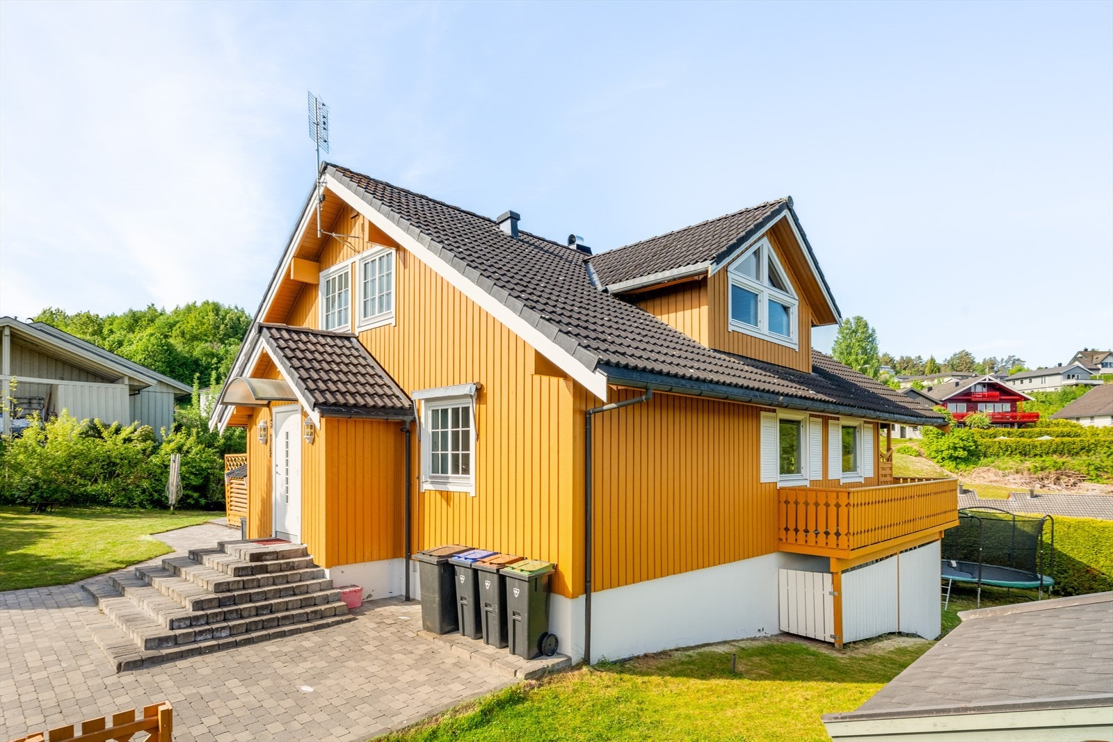 Tomten på ca. 949 m2 er parkmessig opparbeidet over flere nivåer med plen, bed, trær og prydbusker. Galleribilde