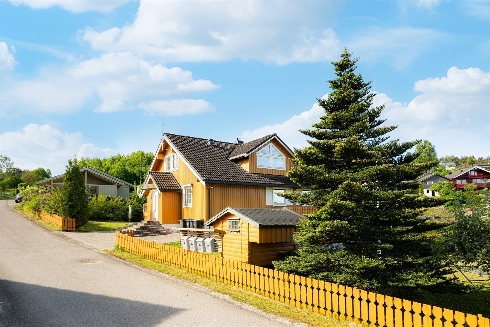 Hagen er stor og velholdt, med flotte prydbusker og plenarealer på begge sider av boligen. Galleribilde