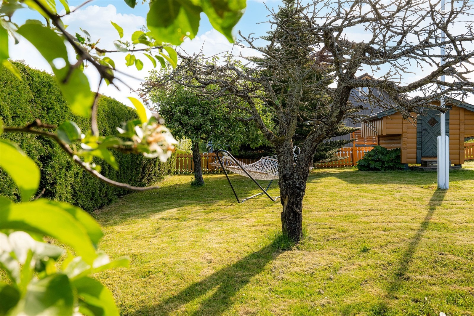 En nydelig og solrik tomt som er rikt beplantet og opparbeidet rundt hele boligen, hvor solen kan nytes i fred og ro. Eiendommen er pent innrammet med hekker og gjerder. Galleribilde