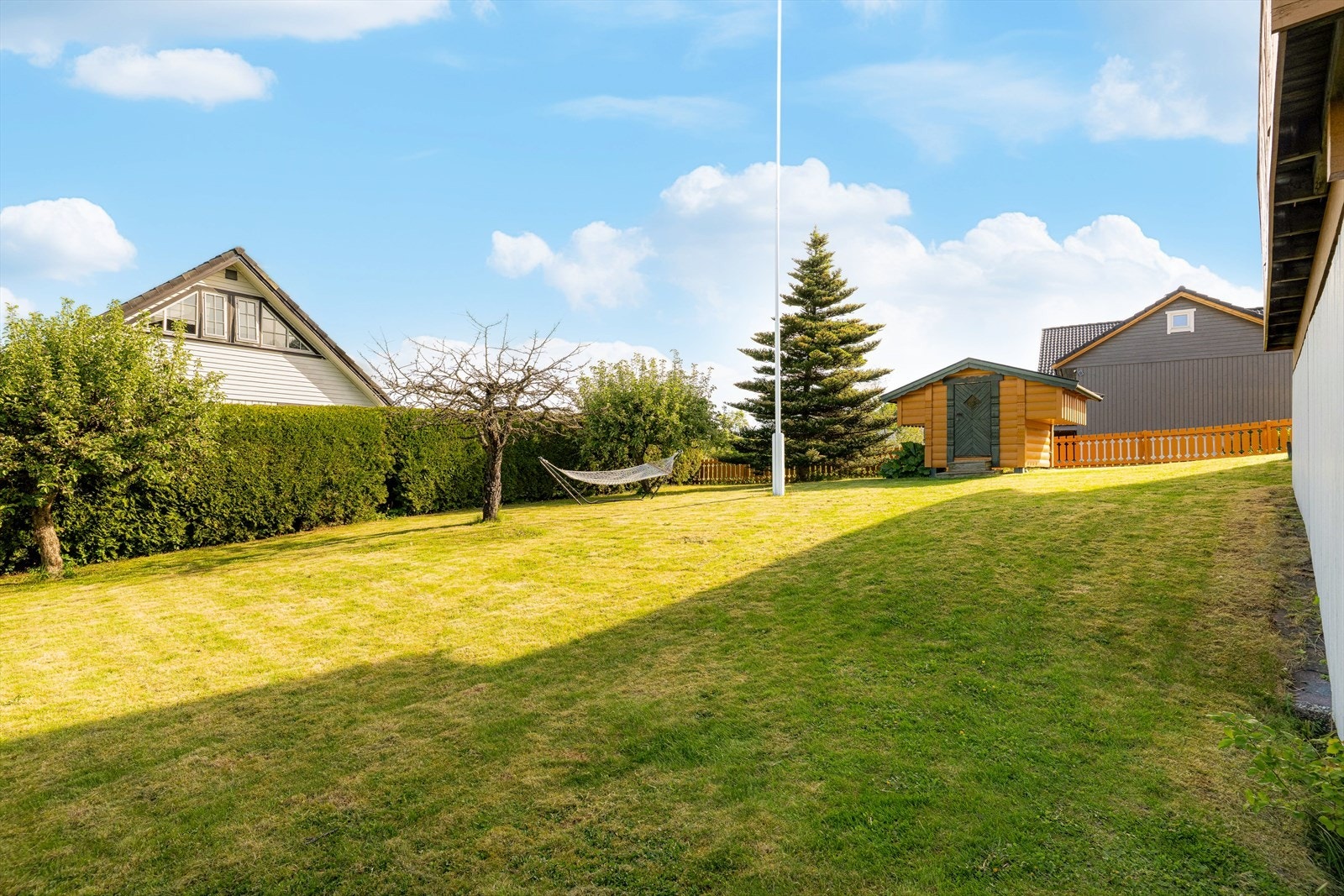 I tillegg er det oppført et stabbur på eiendommen med plass til oppbevaring av hageredskaper etc. Galleribilde