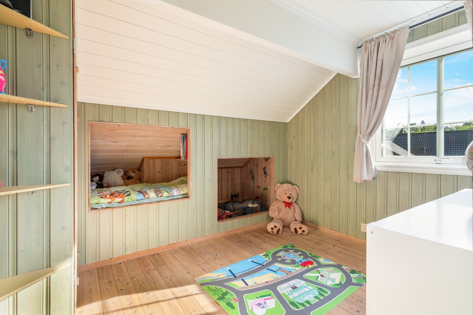 Hyggelig soverom med gode oppbevaringsmuligheter i knevegg. Galleribilde