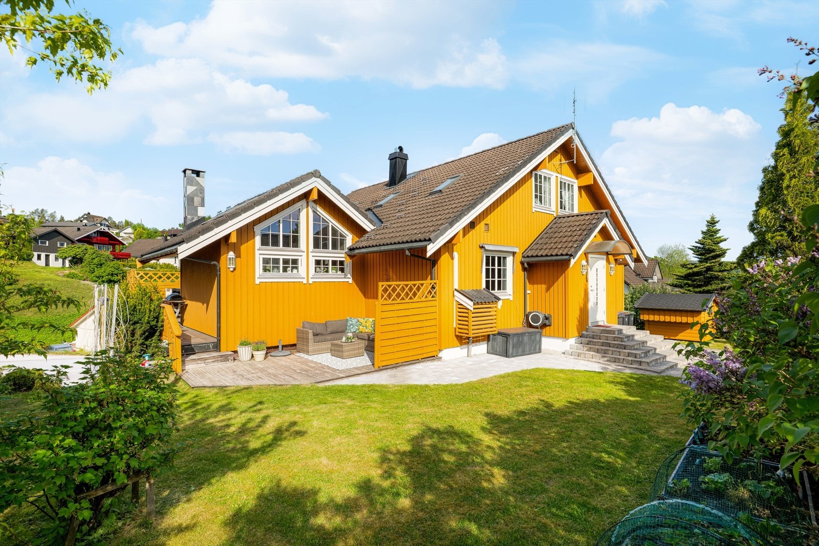 Kamperhaug 5 er en stor og innholdsrik enebolig med nydelig hage, meget god beliggenhet og herlig utsikt mot Norsjø. Galleribilde