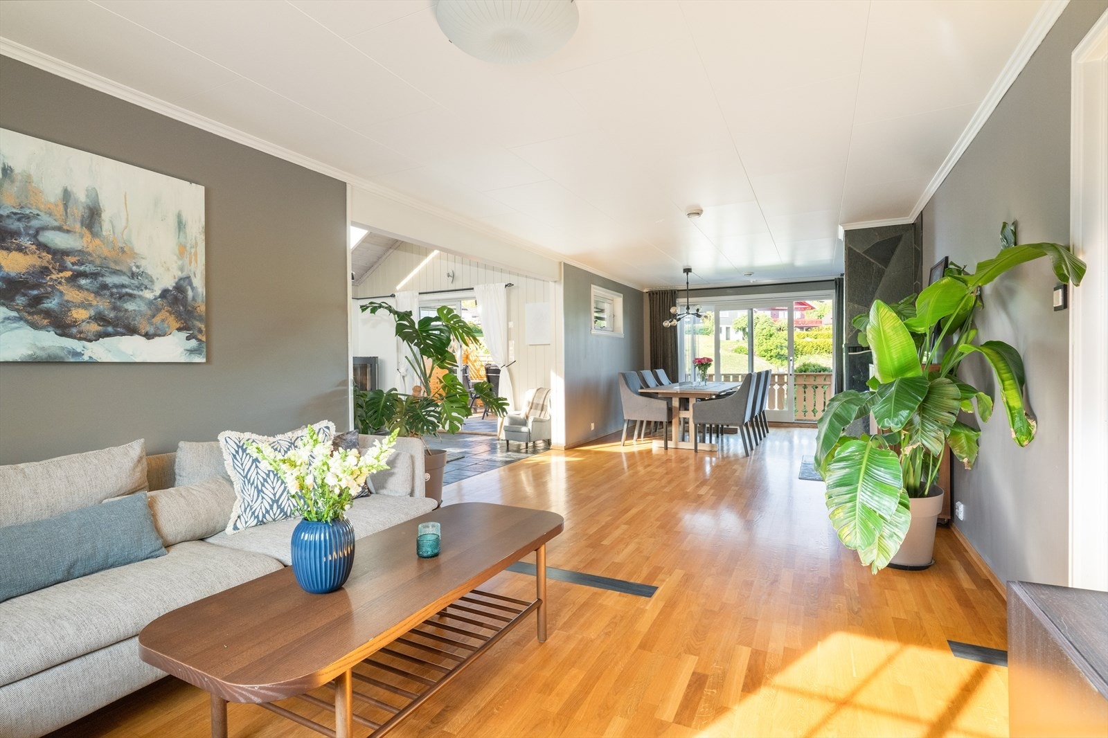 I stuen er det en dekorativ, åpen peis for lun varme på kaldere dager. Det er også montert varmepumpe som varmesupplement. Galleribilde