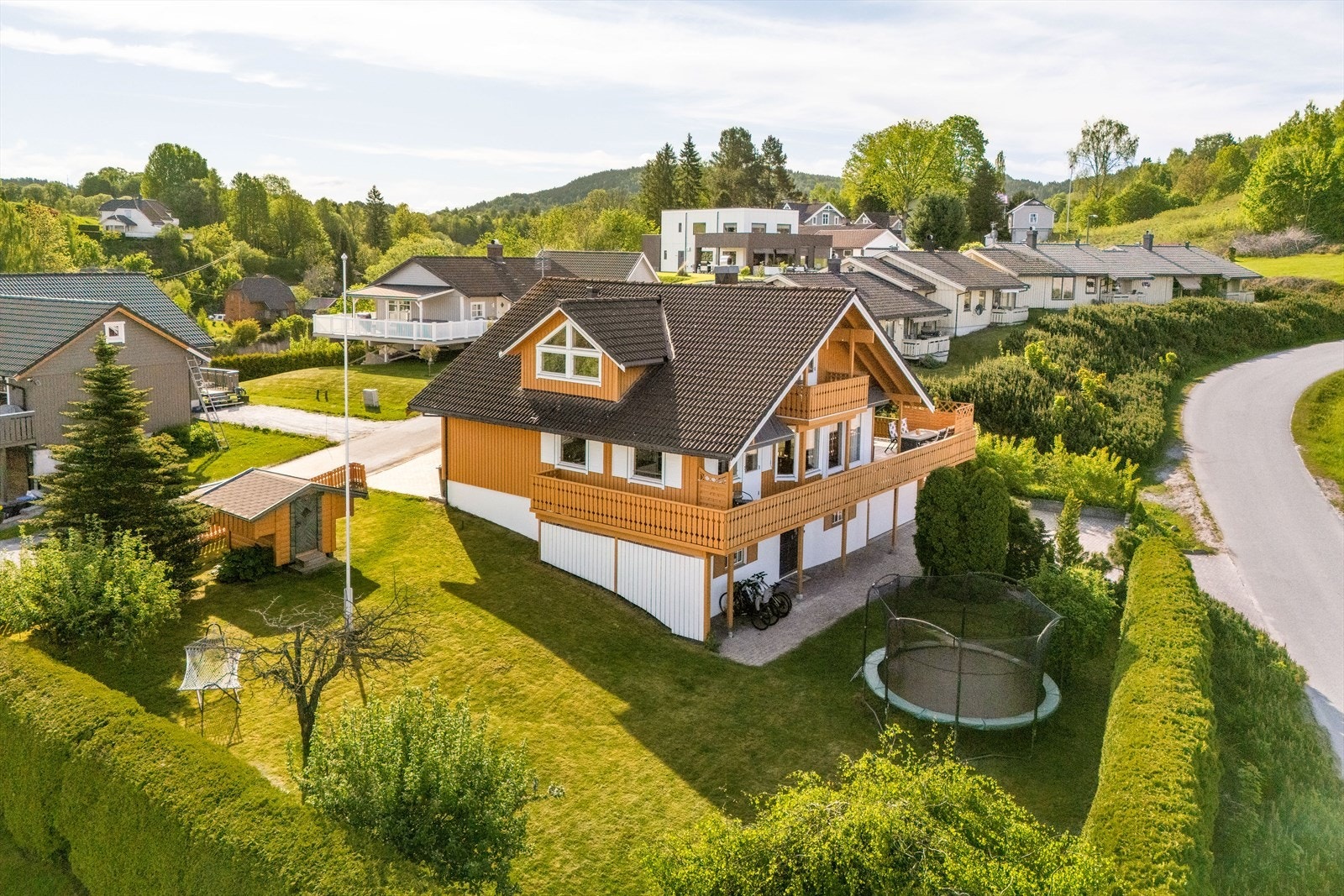En svært velholdt og solid familiebolig med god beliggenhet i Kåsene. Gangavstand til sentrum, skole, barnehage og lekeplass. Galleribilde