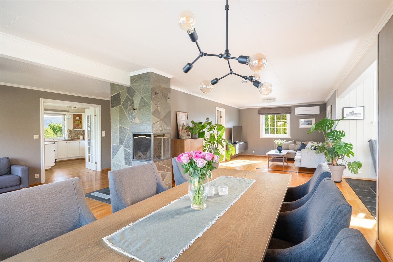 Boligen har en lys og romslig vinkelstue med gode vindusflater som slipper rikelig med naturlig lys inn. Galleribilde