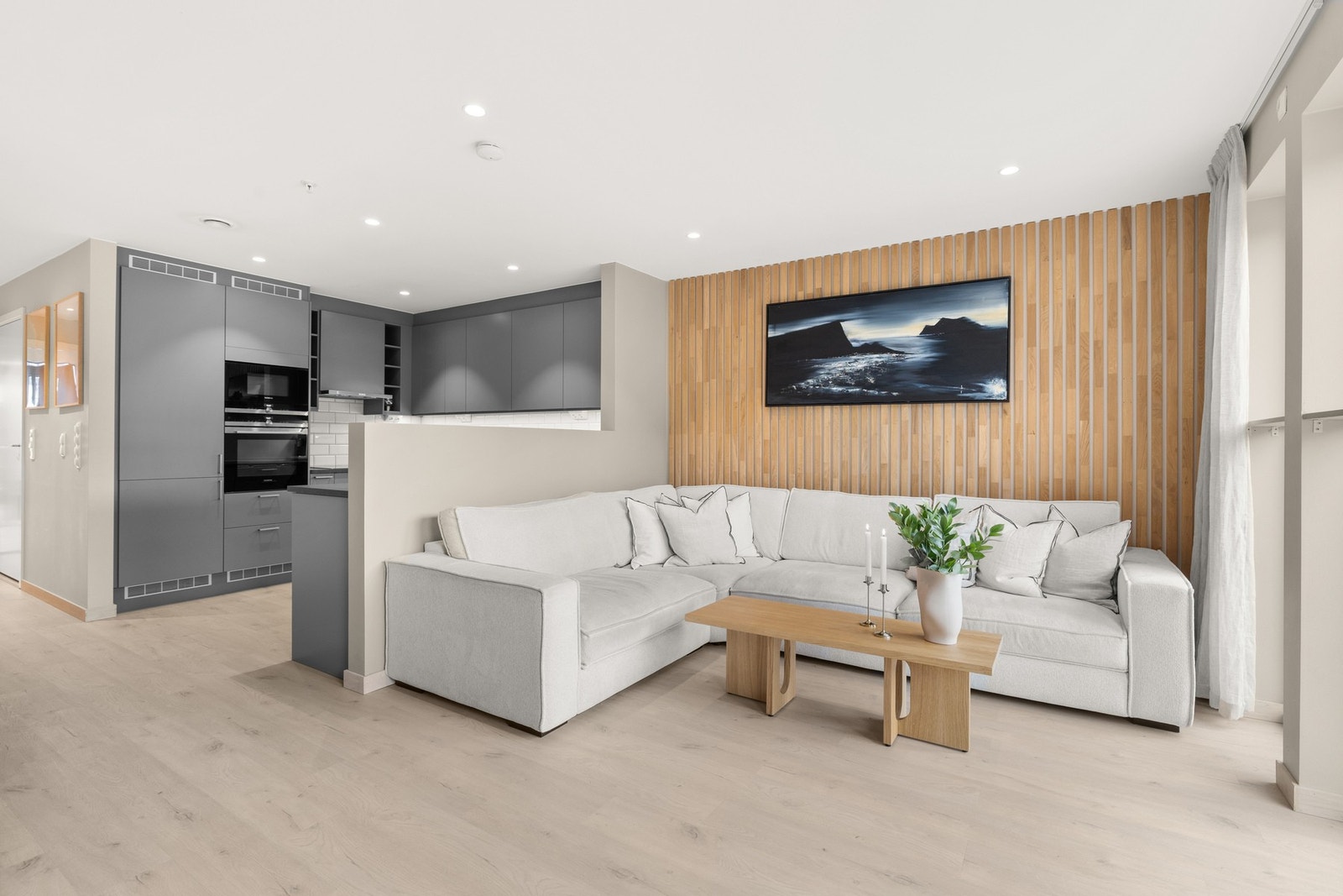 I stuen får du god plass til å innrede med en stor sofagruppe, samt spisebord. Galleribilde