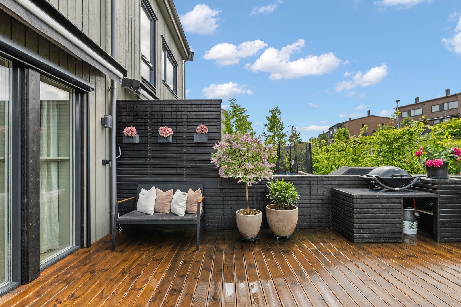 Fantastisk uteplass hvor du får god plass til å innrede med det du måtte ønske av møblement. Galleribilde