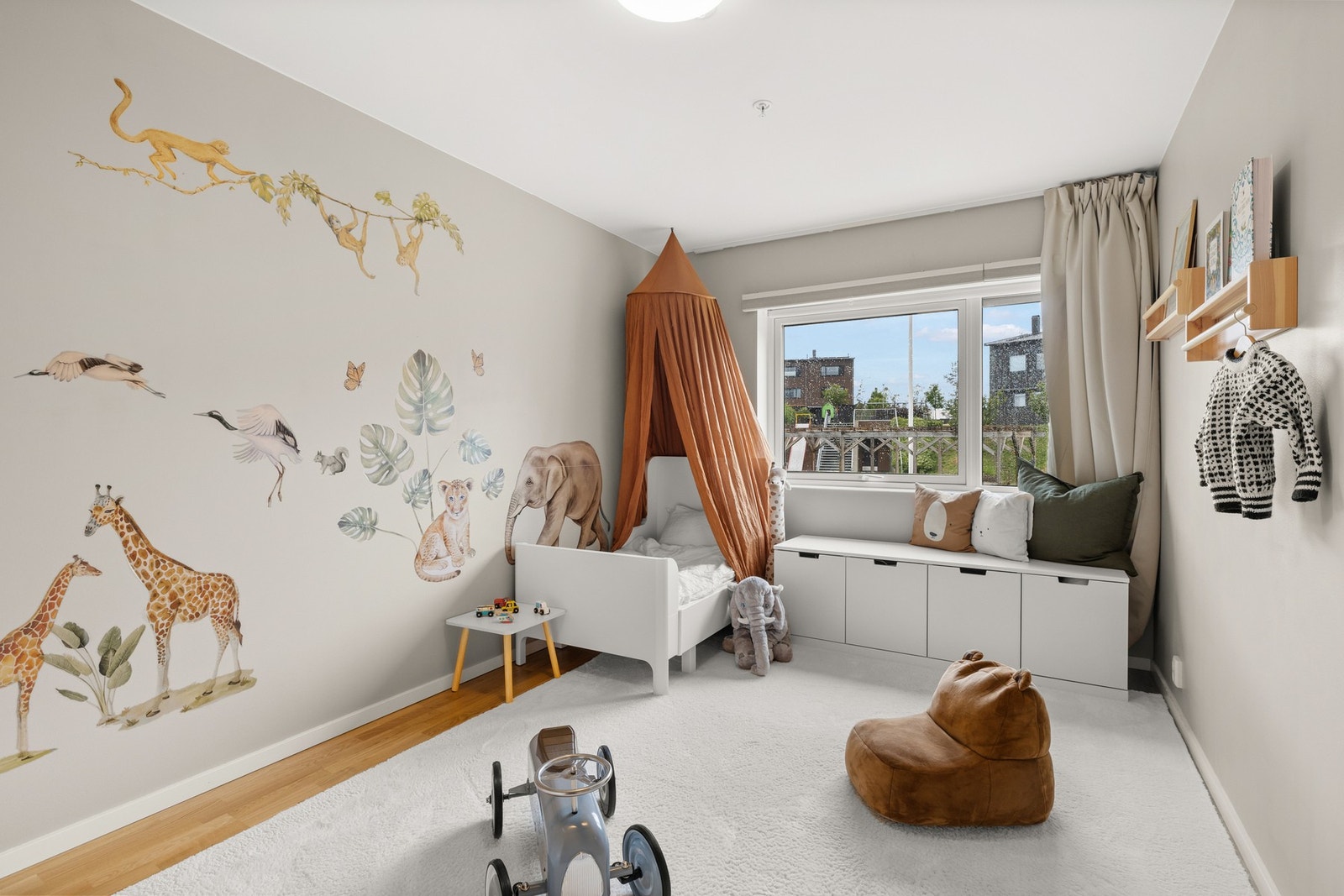 Soverom nr. 2 i 2.etg. Vinduer har montert elektriske screens. Galleribilde