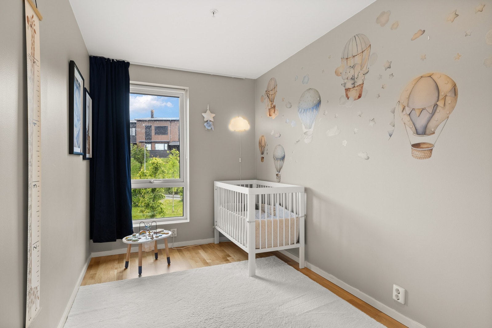 Soverom nr. 3 i 2.etg. Vindu har elektrisk screen. Boligen inneholder totalt 4 soverom. Galleribilde