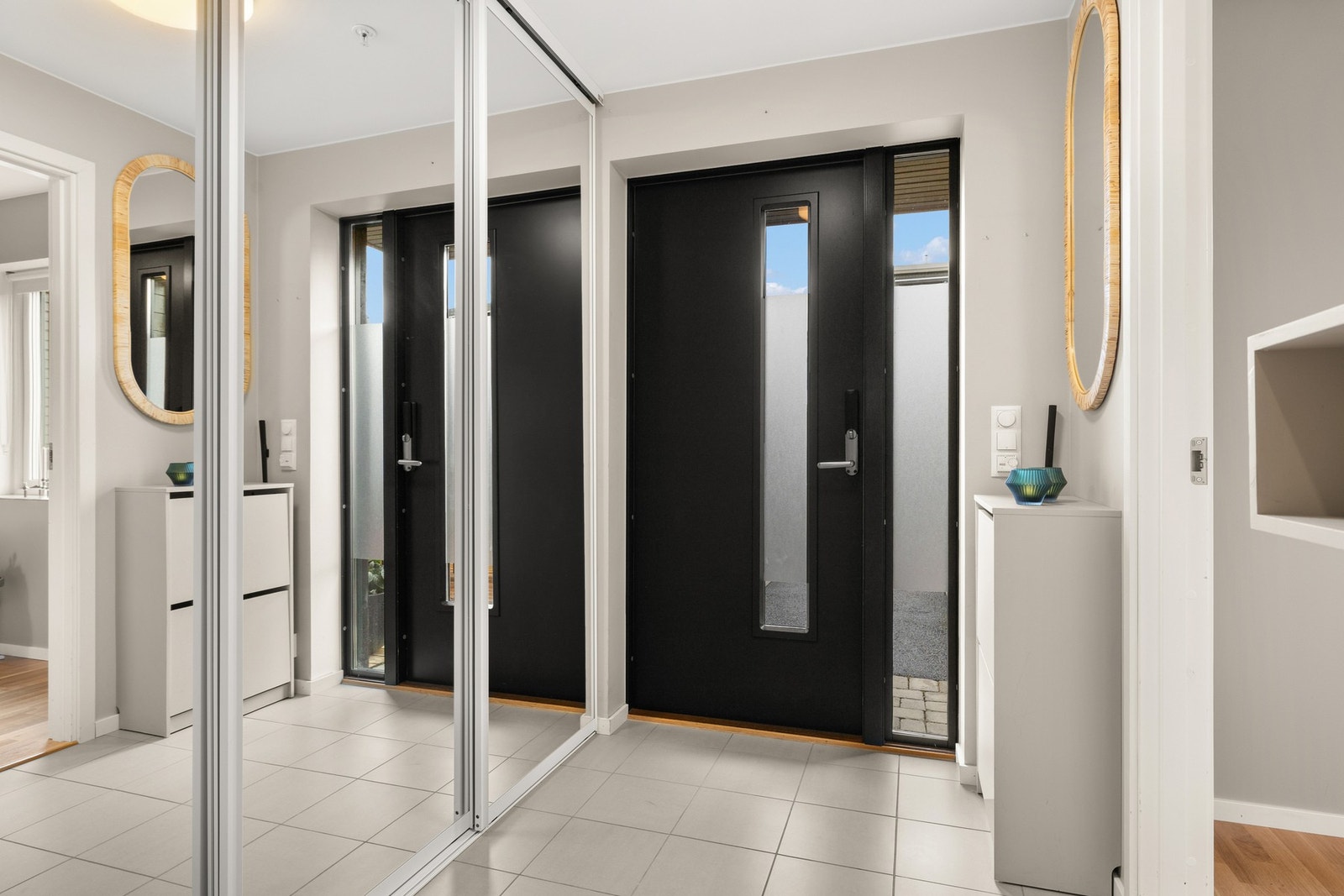 Innbydende, flislagt entré med skyvedørsgarderobe. Galleribilde