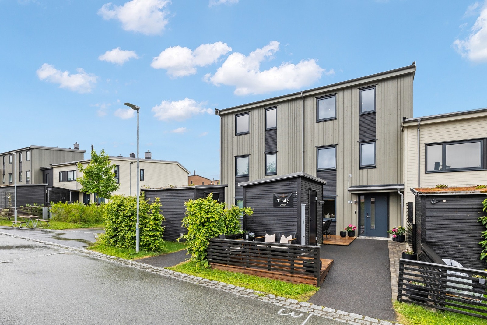 Terrassen foran boden ble oppført i 2024 og har morgensol. Perfekt for morgenkaffe, og eneste huset i nabolaget med denne løsningen. Galleribilde