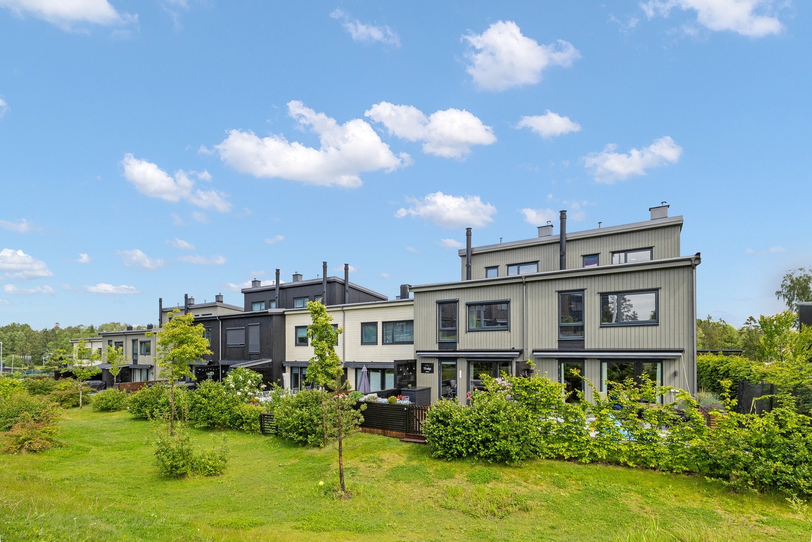 Boligen ligger i flotte, grønne omgivelser. Galleribilde