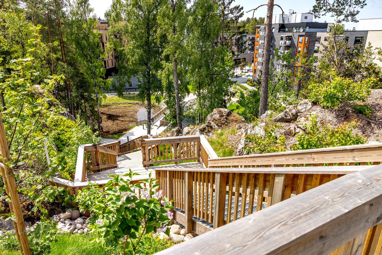 Fra Skogsåsen er det en trapp som gir enkel adkomst til Myrvoll torg og togstasjon. Galleribilde