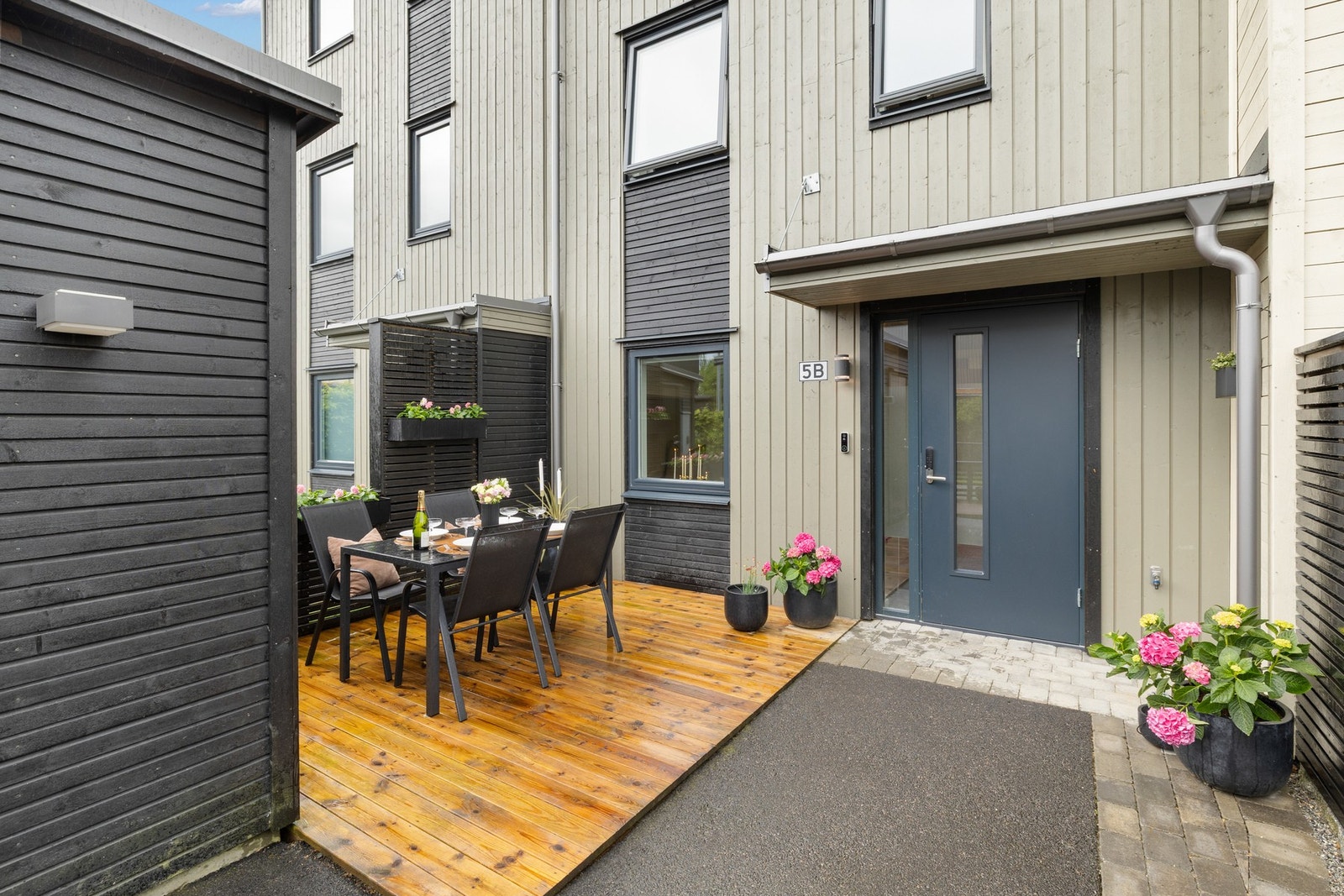 Koselig markterrasse foran inngangsparti på ca. 10,6 m². Her kan du nyte kaffen i morgensolen. Galleribilde