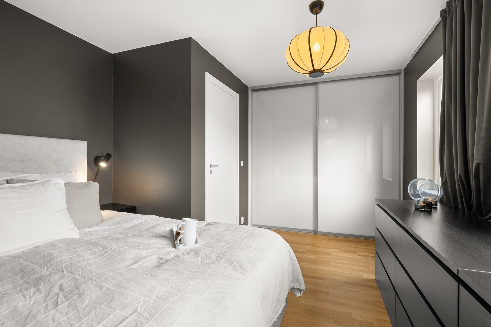 Rikelig med garderobeplass fra stor skyvedørsgarderobe. Galleribilde