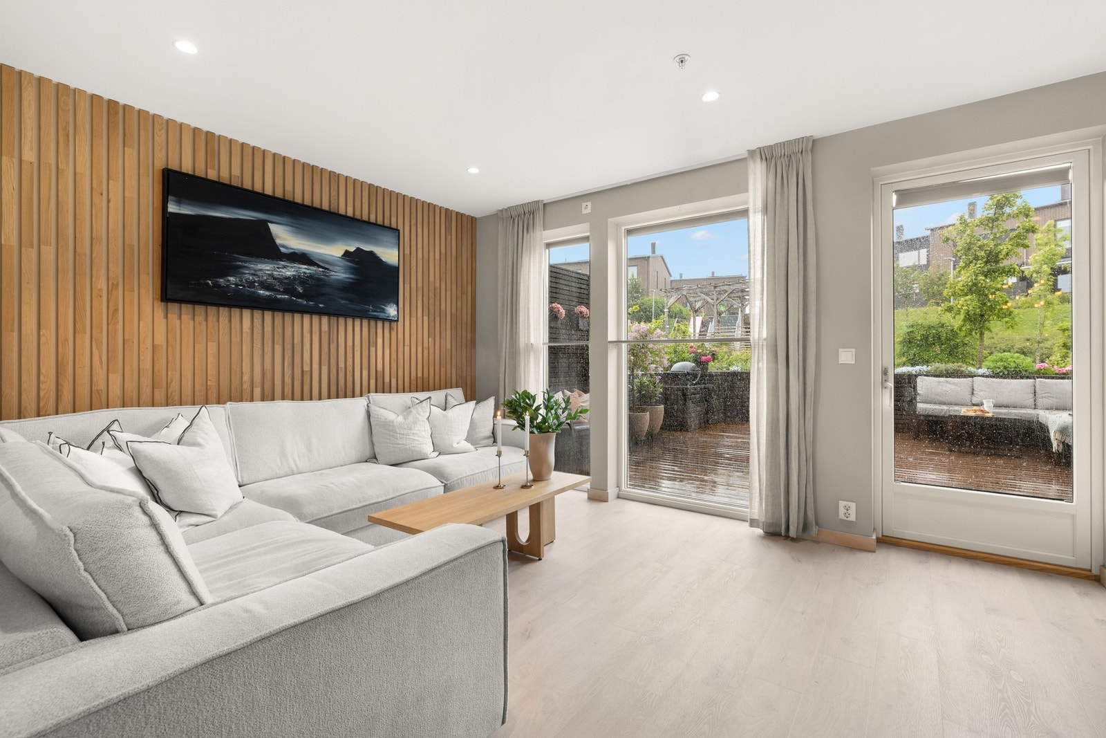 Lekker spilevegg i stuen. Det er montert elektrisk screen og markise foran vinduene. Galleribilde