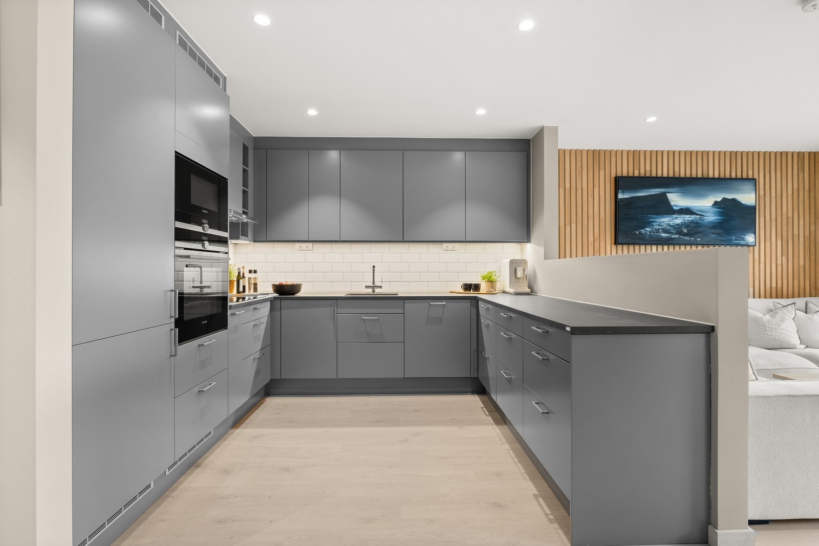 Kjøkkenet har opplegg for platetopp, oppvaskmaskin, stekeovn, mikro og kombi kjøl/frys. Galleribilde