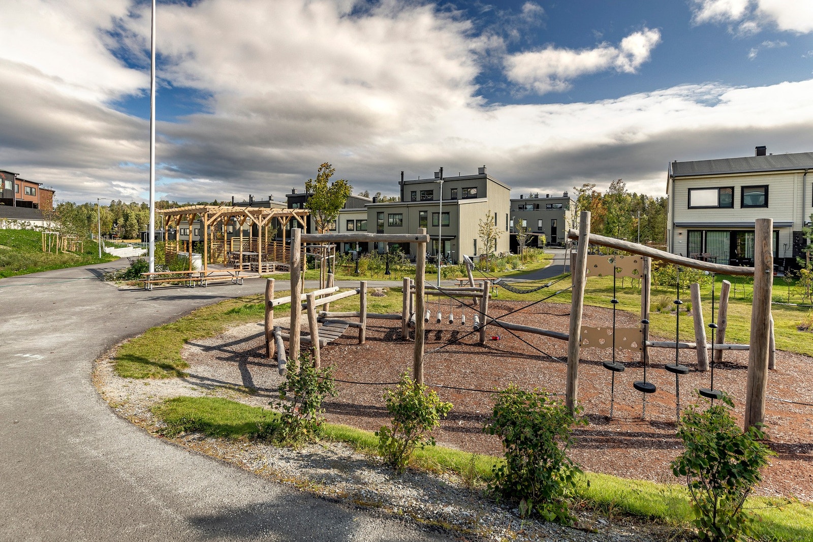 Til barnas store glede er det lekeplass på fellesområdet. Galleribilde