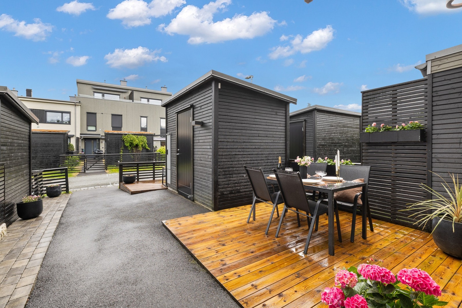 Pent opparbeidet inngangsparti med utvendig bod på ca. 5 m². Galleribilde