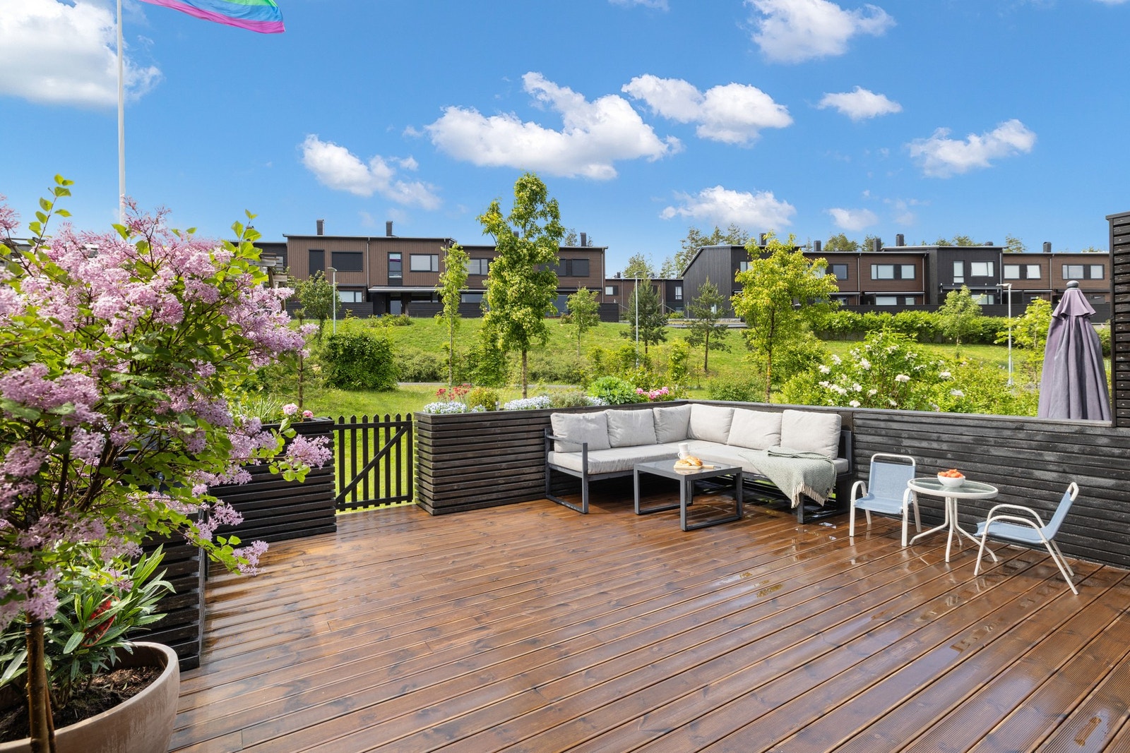 Adkomst fra stue til en solrik terrasse på ca. 30 m². Galleribilde