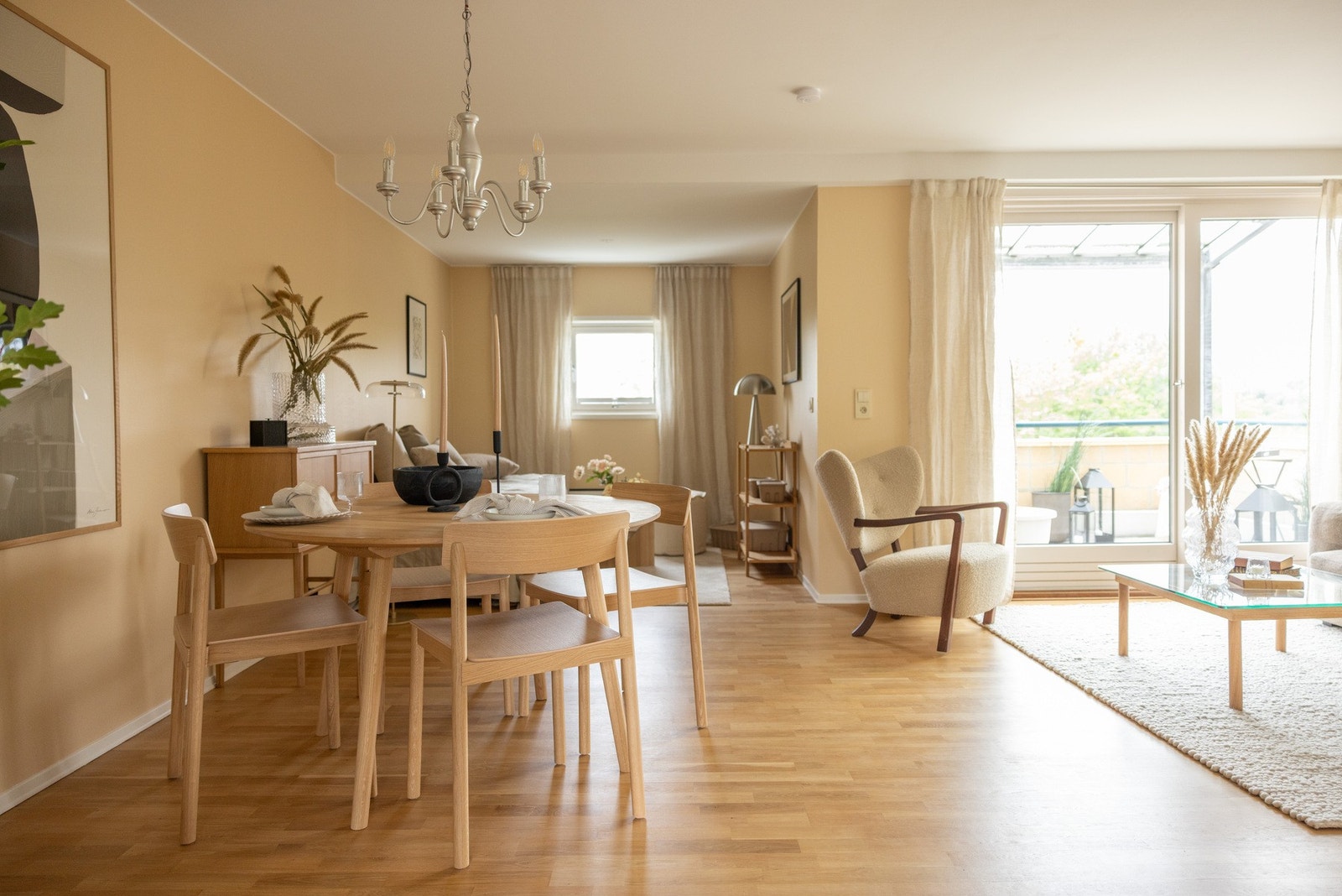 I stuen er det god plass til spisestue (langbord) tilknyttet kjøkkenet. Galleribilde