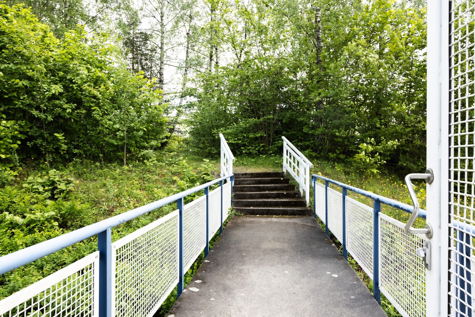 En etasje ned har du adkomst rett ut i det grønne. Her er det også en snarvei til T-banen noen minutters gange fra leiligheten. Galleribilde