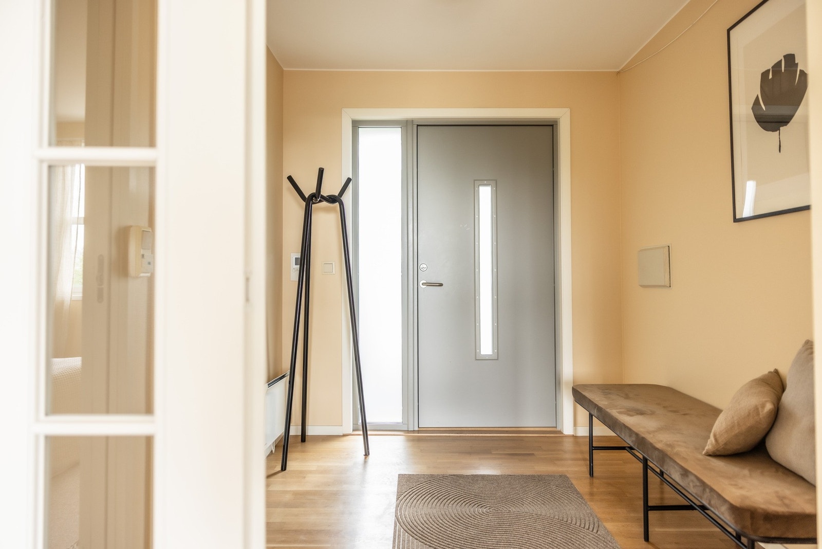 Leilighetens inngangsparti. Dørcalling. Galleribilde