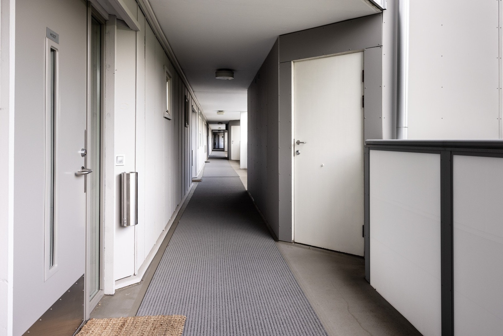 Det er inngang til leiligheten via svalgang. Døren til høyre er en praktisk plassert bod som tilhører leiligheten. Galleribilde