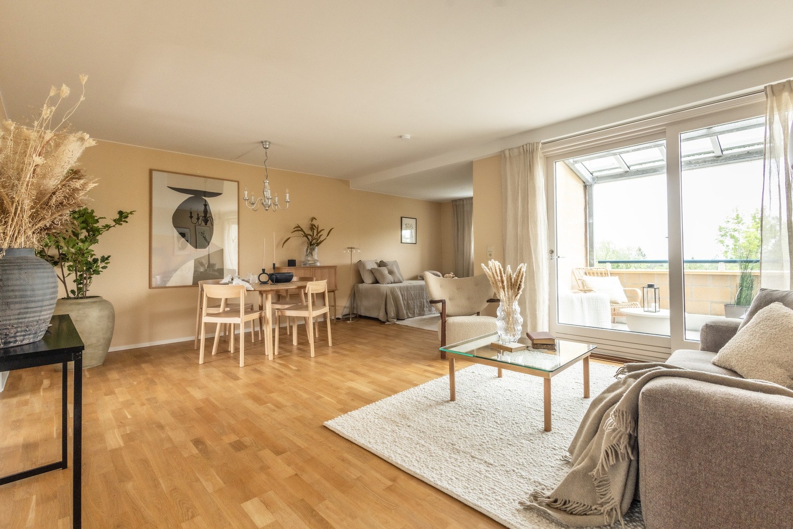 Romslig stue/spisestue med flere innredningsmuligheter. Galleribilde