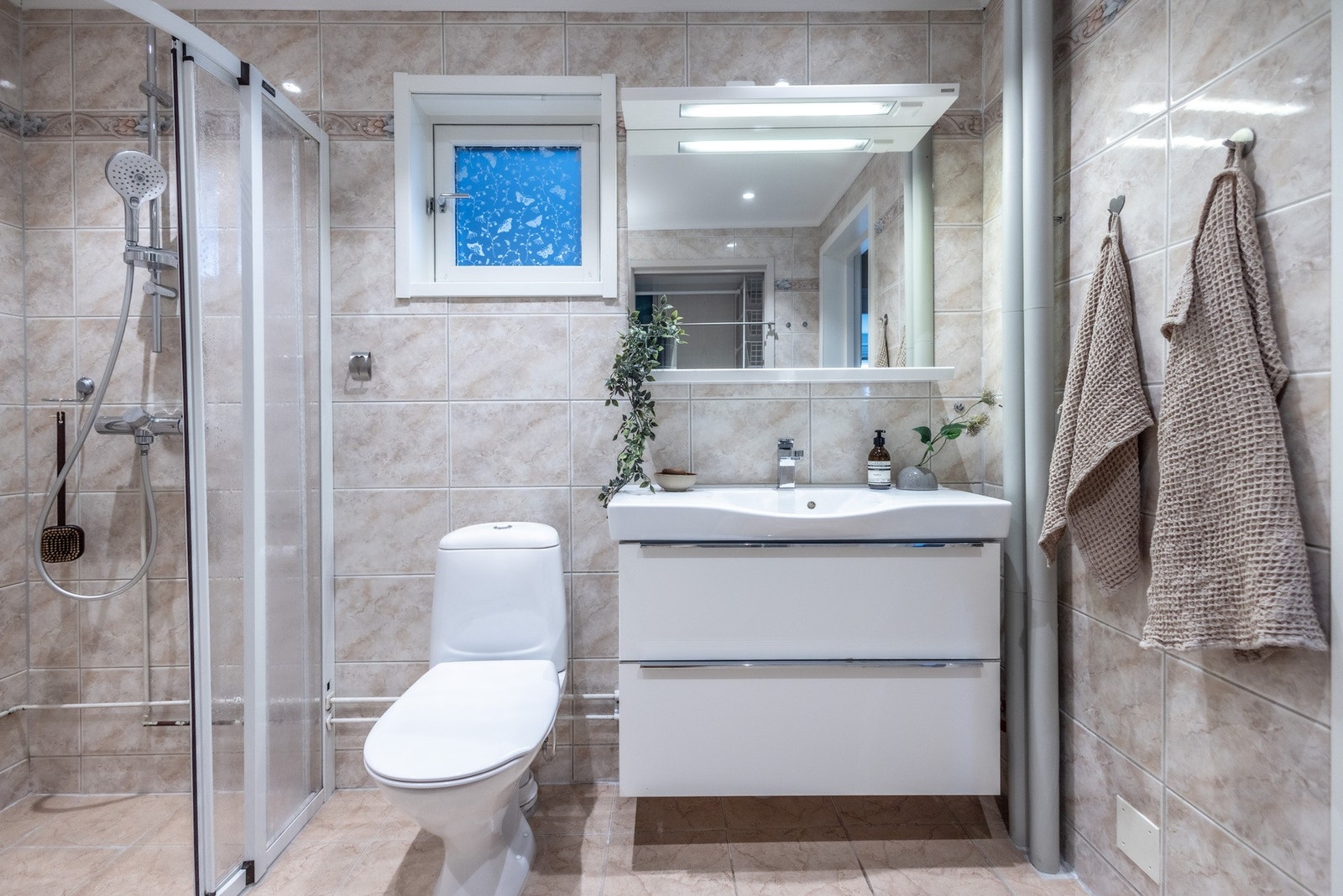 Det er downlights i taket. Hvis ønskelig kan dør inn til soverommet åpnes for enkel tilgang til badet fra soverommet. Galleribilde