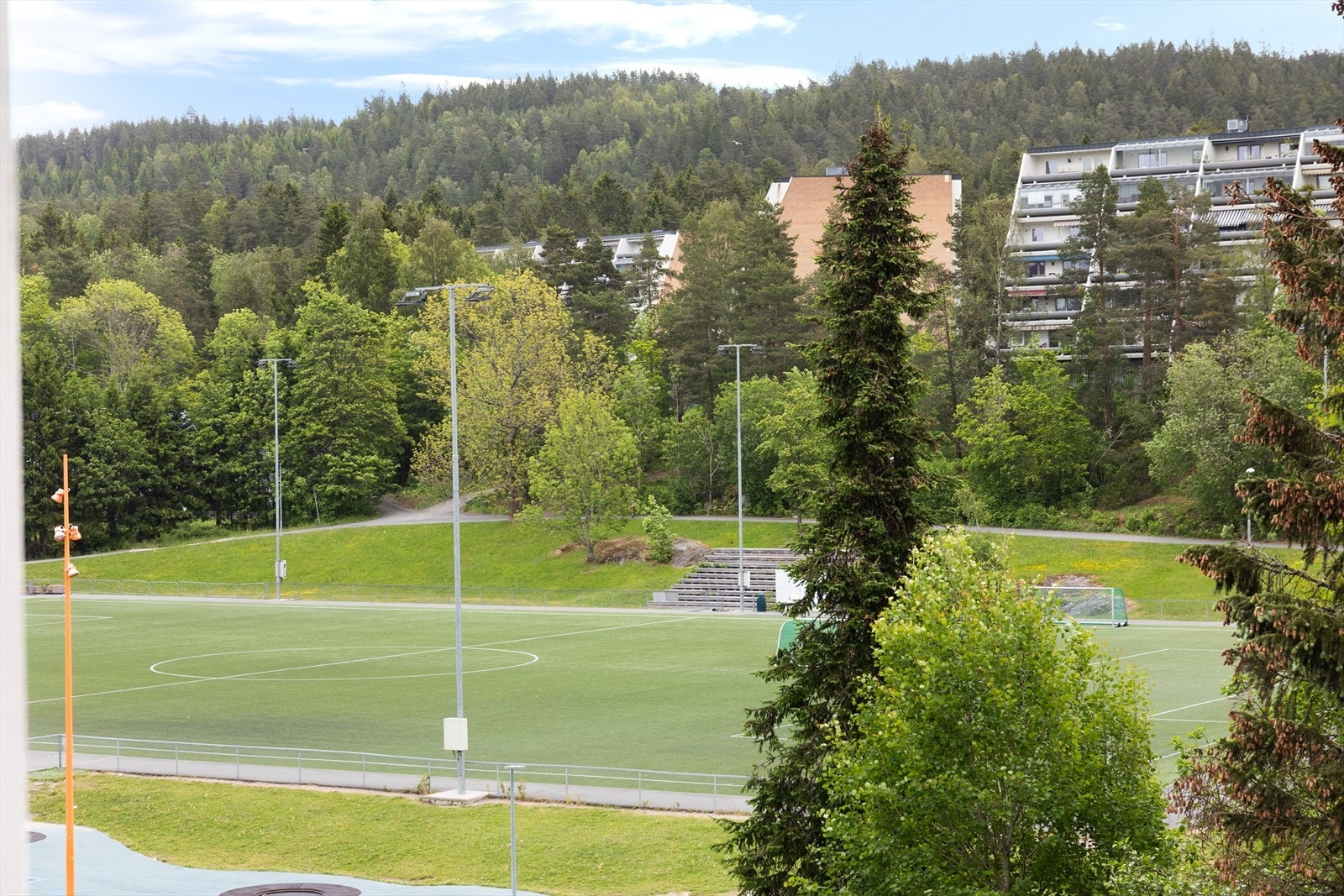 Hyggelig utsyn fra balkongen mot grøntareal. Galleribilde