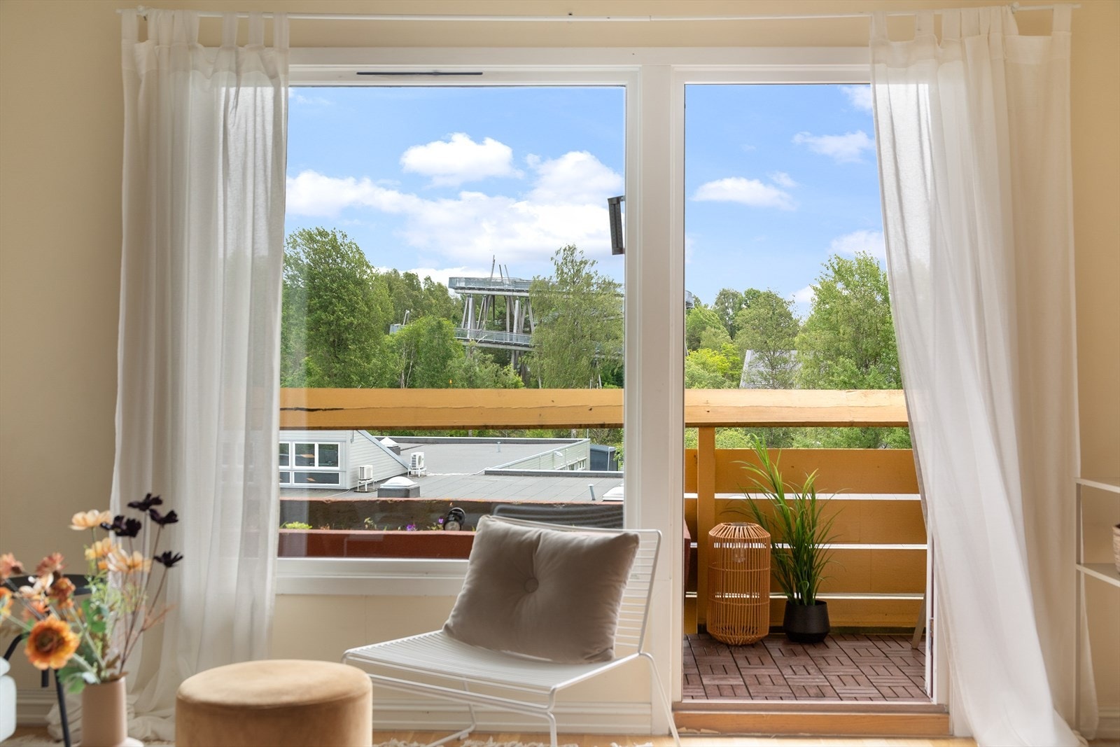 Fra stuen er det utgang til den herlige balkongen på 8m²! Galleribilde