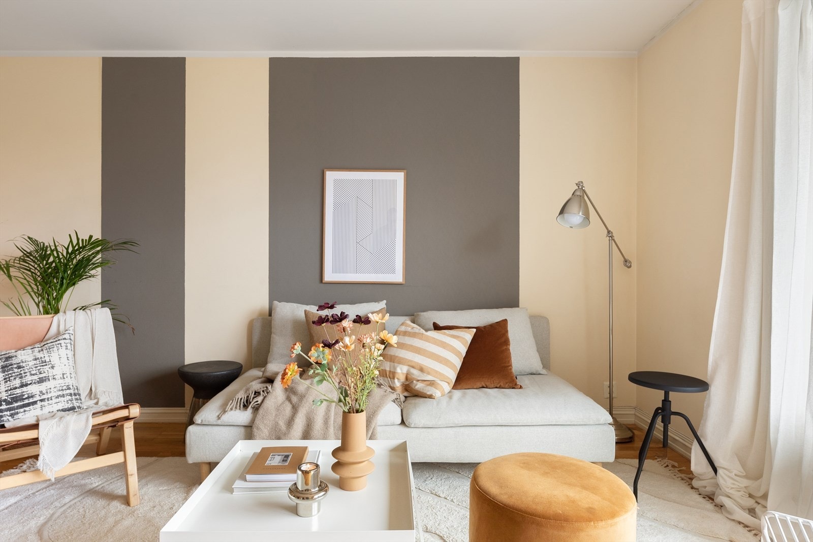 De lyse veggene skaper en moderne og tidløs følelse, og rommet gir deg muligheten til å innrede etter egne behov og preferanser. Galleribilde